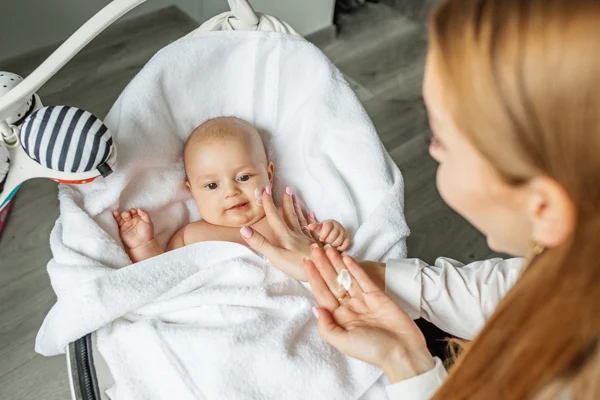 Plecy kobiety z oznakami poparzenia słonecznego.